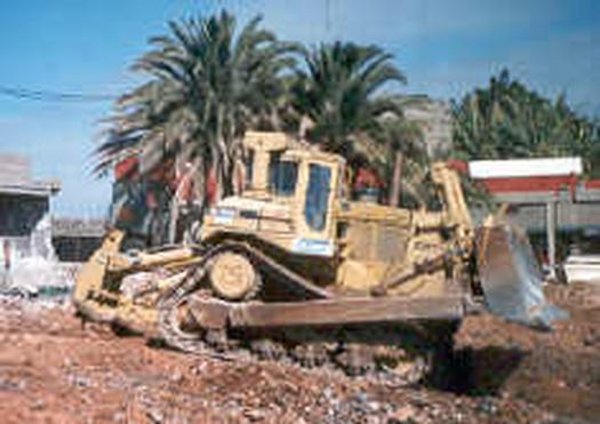 Tractor de empuje y con arado ó riper sobre orugas Bulldozer D10 N